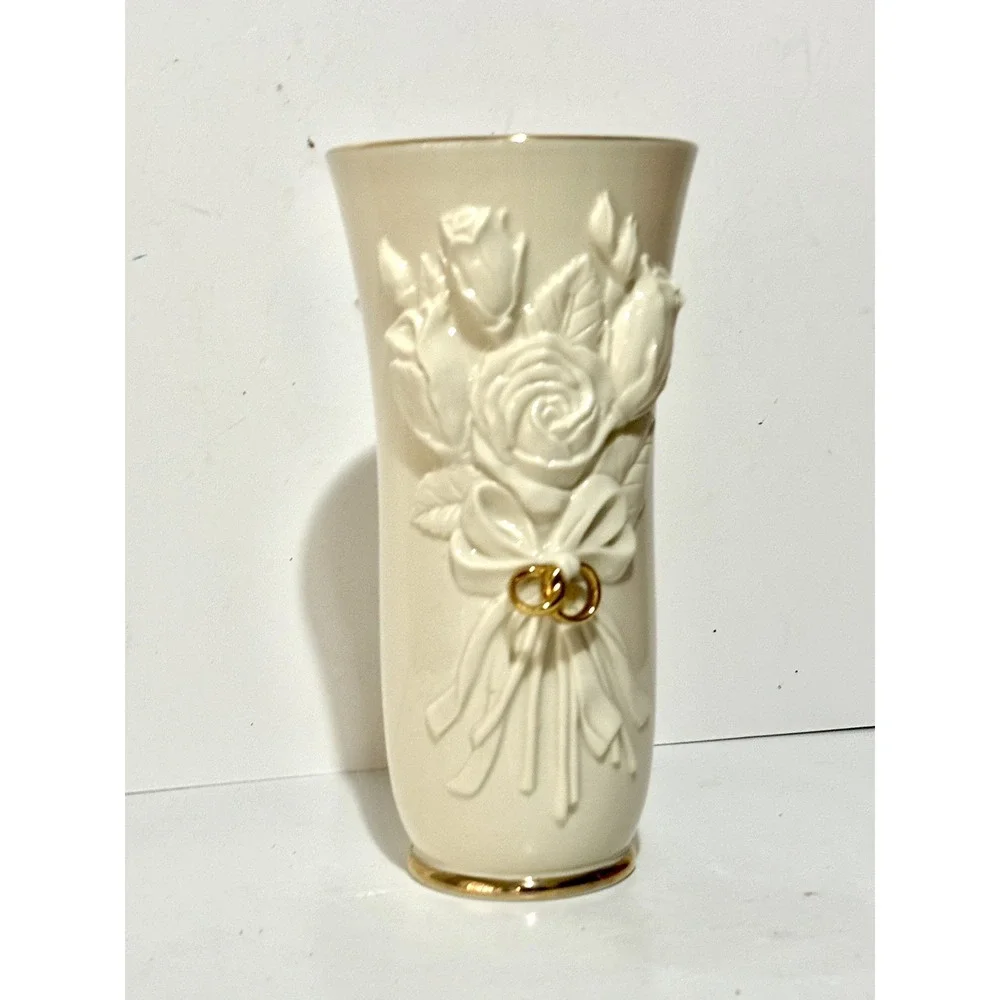 LENOX WEDDING VASE WITH ROSES AND GOLD RINGS DESIGN
